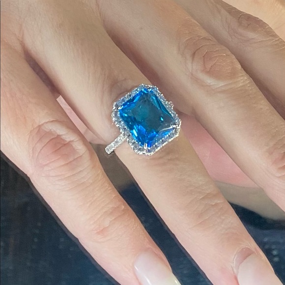 Meet your Posher, Robin@FrostandGlitterJewelry - Picture 2 of 2